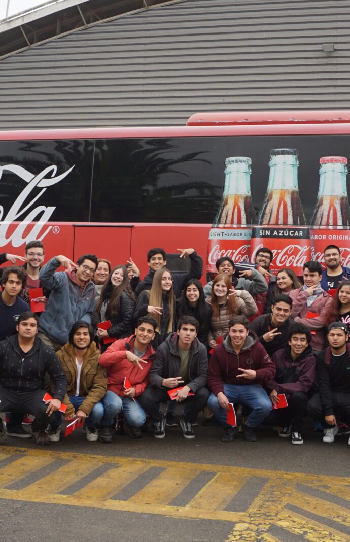 Estudiantes de la EII visitaron embotelladora Coca Cola Embonor