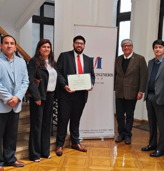 Carlos Muñoz Alumni de la Escuela de Ingeniería Industrial fue distinguido por el Instituto de Ingenieros de Chile