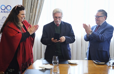 Profesor Carlos Peralta recibe la Medalla Centenario por su aporte a la Ingeniería Industrial