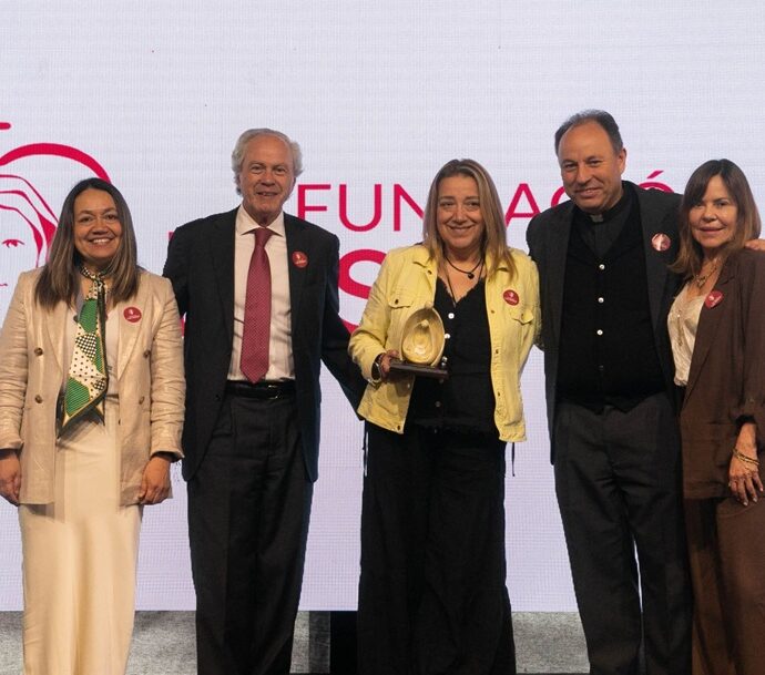 Fundación Las Rosas distingue a estudiantes de la EII por su destacada participación en Colecta Nacional