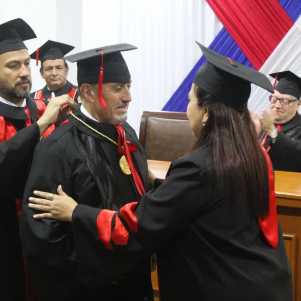 Académico Julio Canales Fernández recibe grado Doctor Honoris Causa