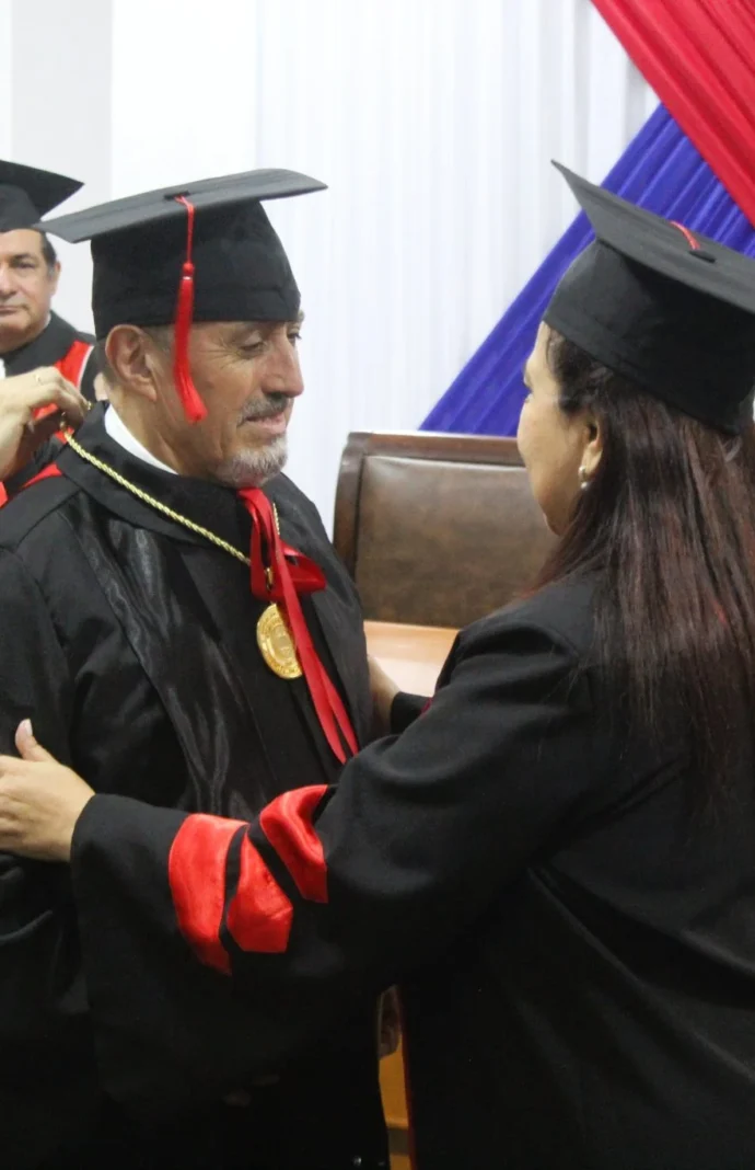 Académico Julio Canales Fernández recibe grado Doctor Honoris Causa