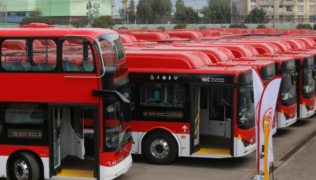 Barrios vulnerables de Santiago reciben buses antiguos y más contaminantes