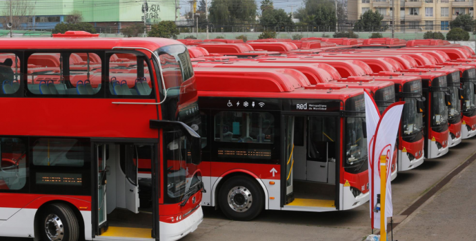Barrios vulnerables de Santiago reciben buses antiguos y más contaminantes